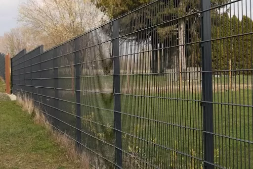 Что делать, чтобы новый забор не упал